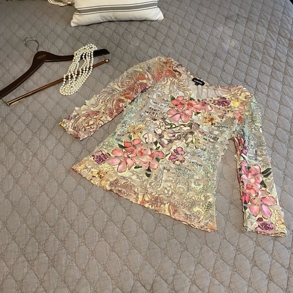 Ladies multi color blouse. Beautifully designed for a day out. - Picture 1 of 2